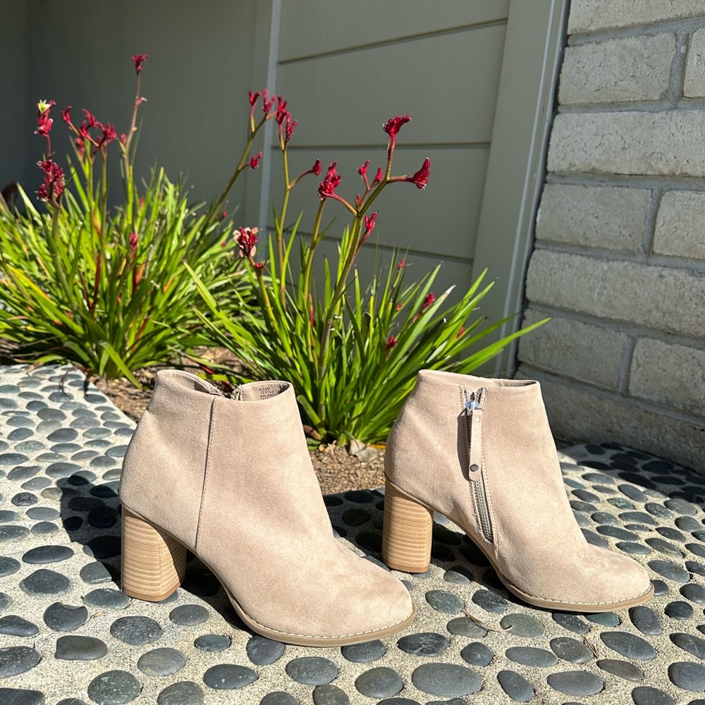 Beige boots 6.5w